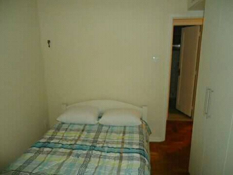 cama de casal box, armários e ventilador de teto.