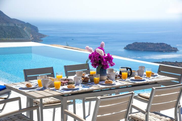 Mountain and Private Beach VILLA EAGLE 2-10 pers. gallery image 2