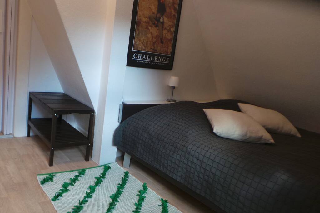 Schlafzimmer mit Doppelbett