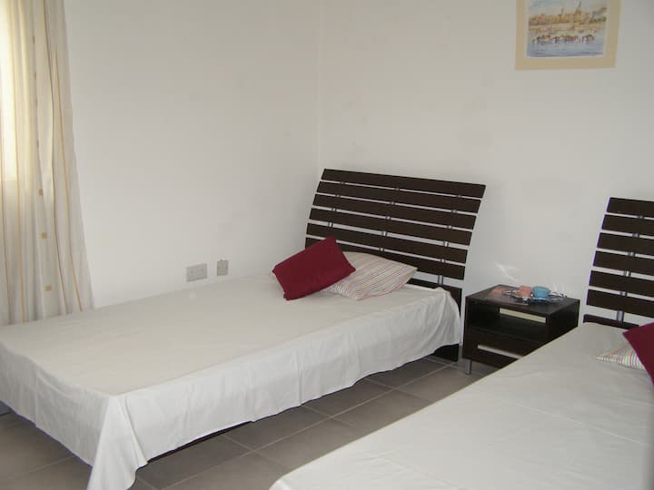 第二间卧室配备2张大号单人床