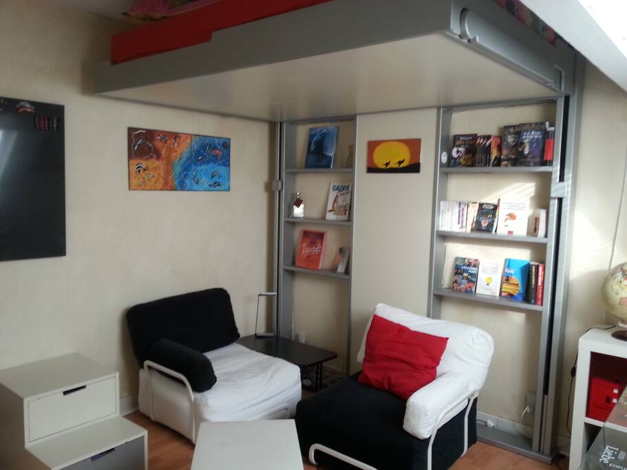 Chambre avec 2 fauteuils