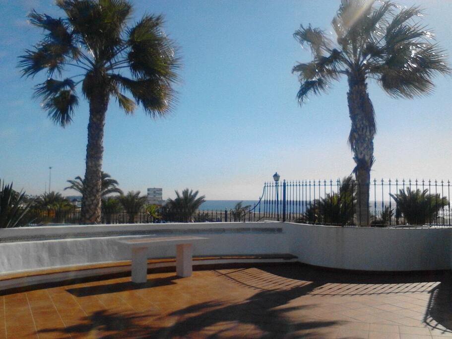 las vistas de la playa, desde la piscina