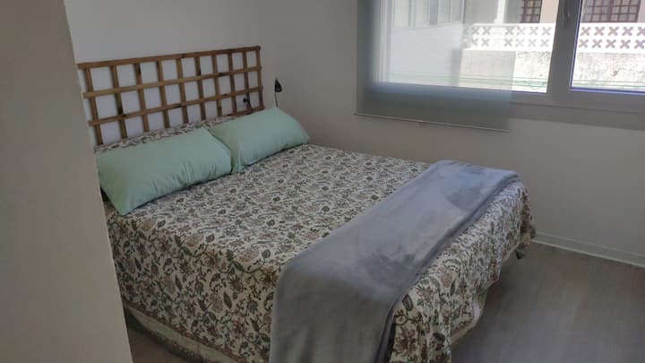 החדר הכפול עם ארון גדול המשקיף על פטיו גדול ומואר, מרווח מאוד ועם צמחייה.