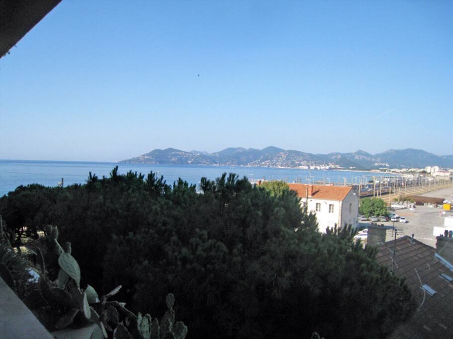 La Vue mer depuis la terrasse, exposition ouest, soleil l'après midi.