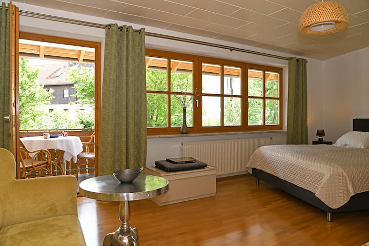 Stylish, modern 2 bed Unit, pretty setting, Munich