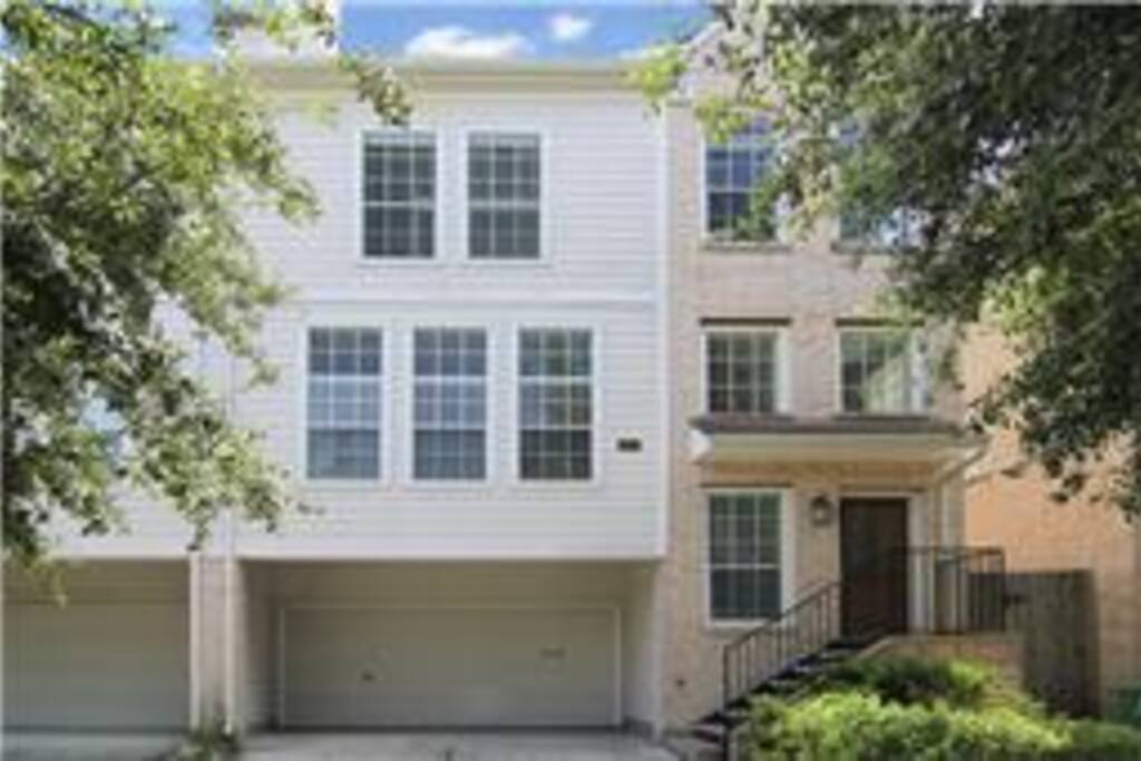 Townhouse located in Montrose