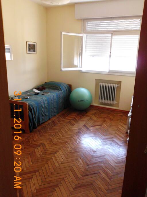 Schlafzimmer mit Blick auf de Rio de la Plata/Dormitorio con vista al Rio de la Plata