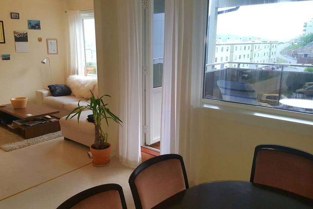 Living room, with dining table for 6