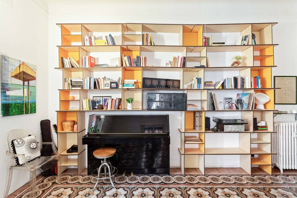 Details of the living room:
have fun playing the instruments!