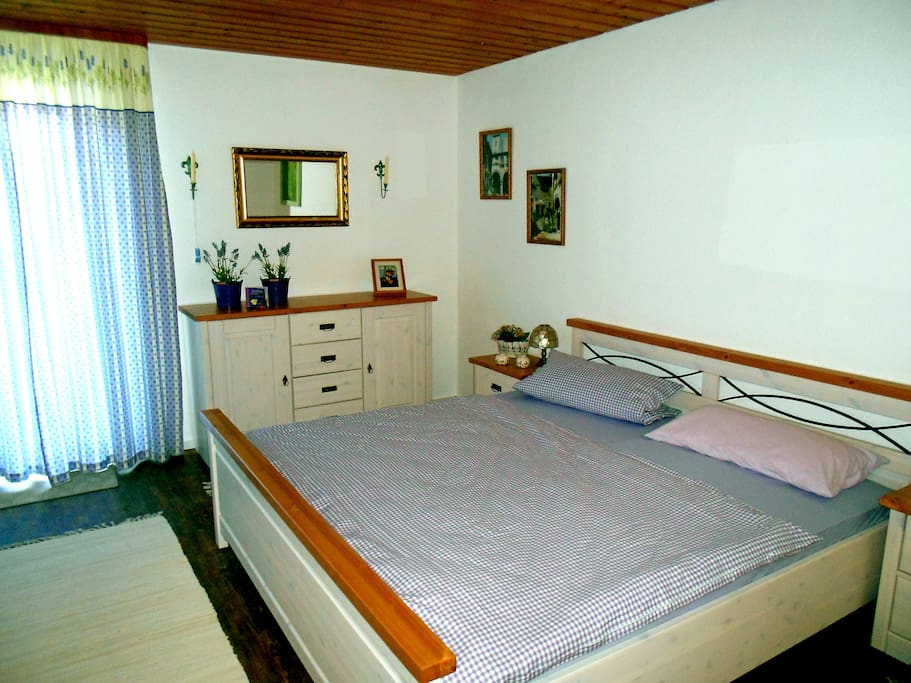Schlafzimmer 1