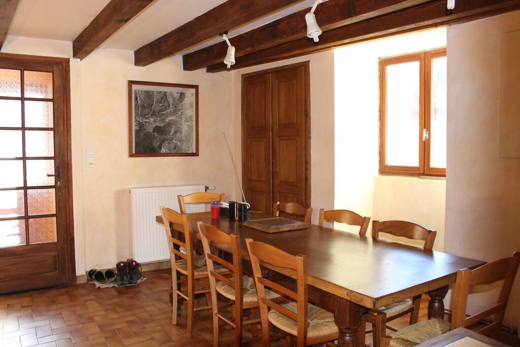 La cuisine , une grande table pour la famille et les amis