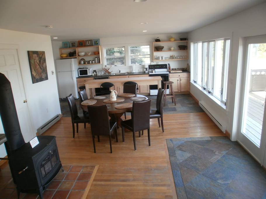 Open dining and kitchen - great for families!