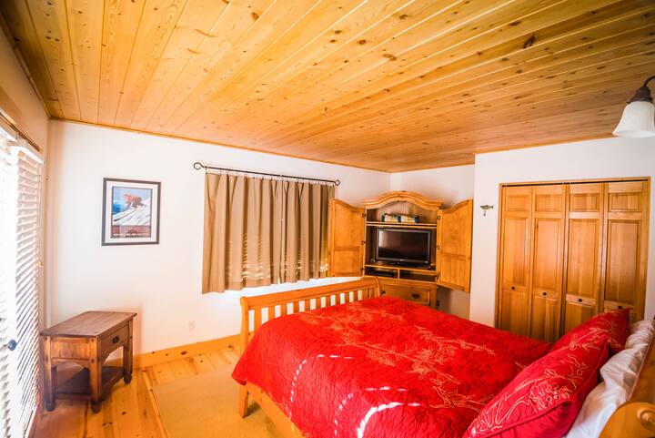 Dormitorio 2: El dormitorio principal de la planta baja tiene puertas francesas que se abren al patio trasero y al jacuzzi.