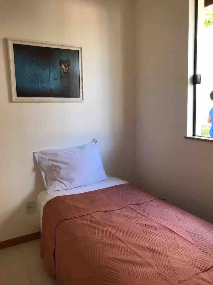 Спалня на приземния етаж с единично легло и допълнително легло 