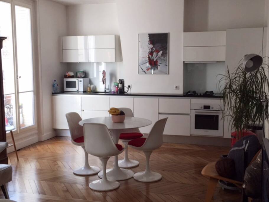 Grande pièce avec la cuisine ouverte sur le salon