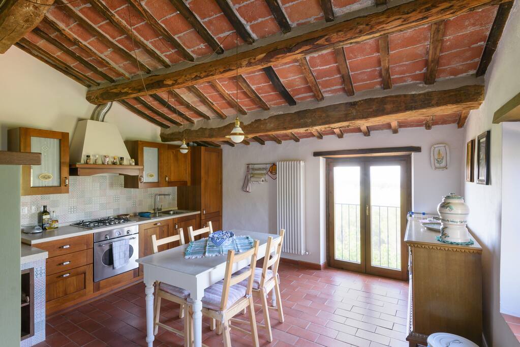La cucina. Affacciarsi alla finestra la mattina e vedere il lago non ha prezzo!