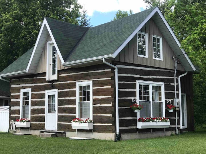 Cozy log home by the Seguin snowmobile atv trail Houses for Rent in