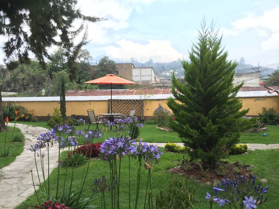El jardín es muy tranquilo y bonito.