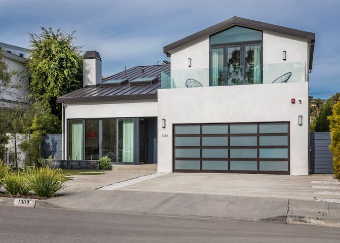 Stunning Contemporary Santa Monica Home- 4Br + 5Ba