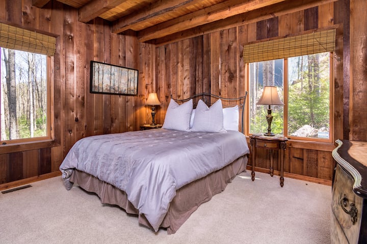 Queen bedroom