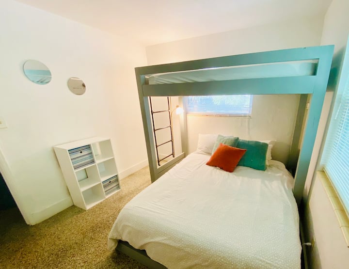 后卧室-底部配备标准双人床。 Twin XL在顶部。