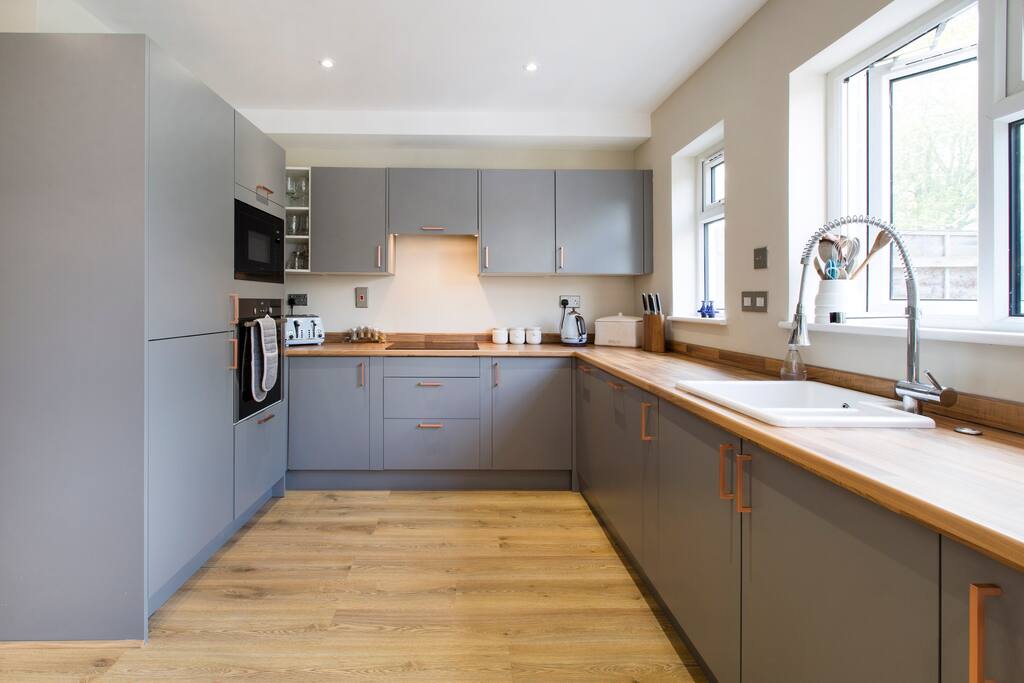 Fully fitted kitchen.