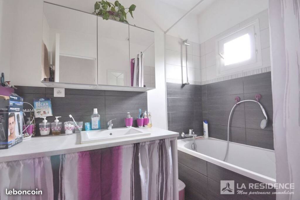 salle de bain avec baignoire