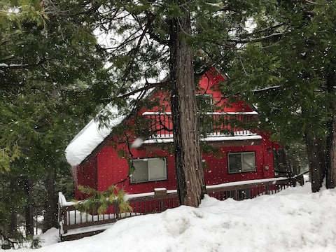 Big Red Cabin within 5 min drive to Pinecrest