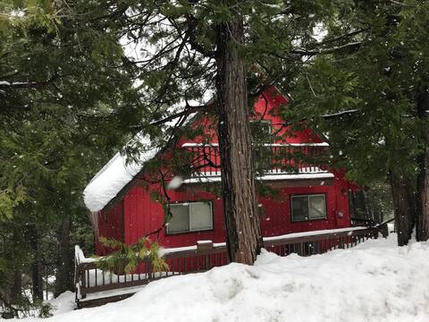 Big Red Cabin within 5 min drive to Pinecrest