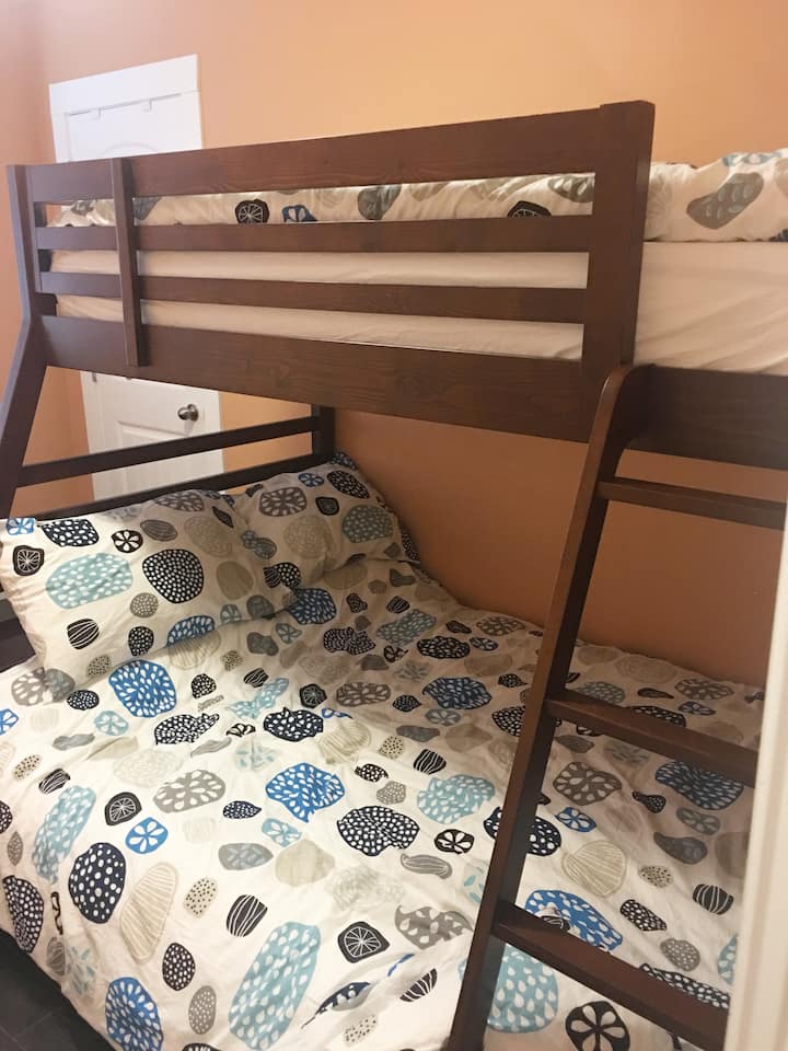 Dormitorio: una litera doble con capacidad para 3 personas.