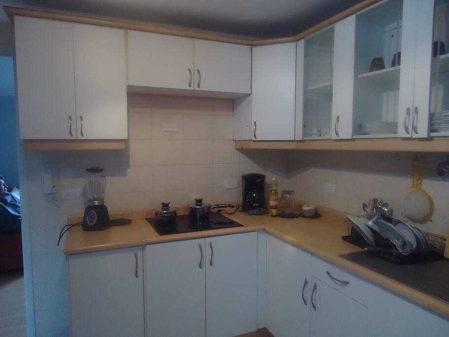 Cocina de inducción, licuadora, cafetera, tostadora, sanduchera y vajilla
