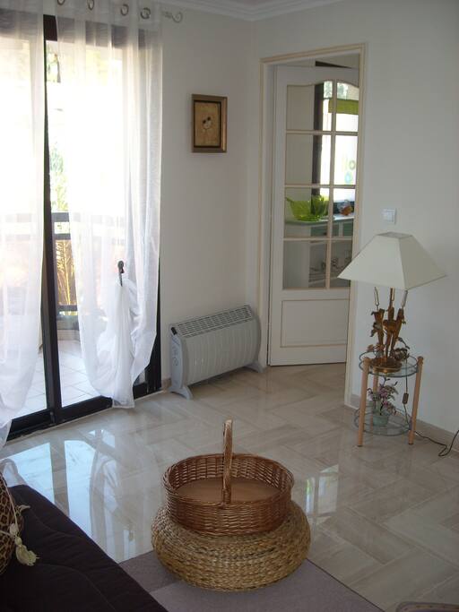 Du séjour vers la terrasse bain de soleil et la cuisine