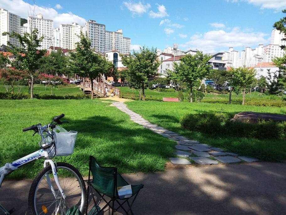 집 앞 공원. Local famous cafe & Food street. 5minutes by walk. 자전거, 캠핑 의자, 돗자리 준비해드립니다.