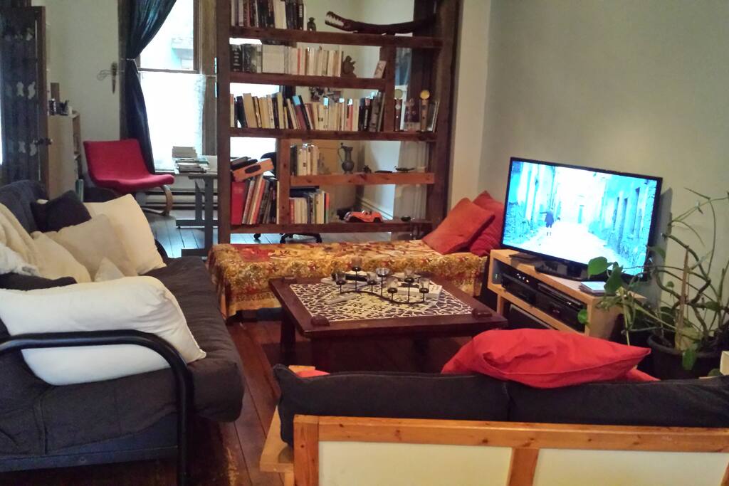 1er étage - Salon aire ouverte donnant sur bureau - 1 grand sofa, une causeuse et une banquette de lecture