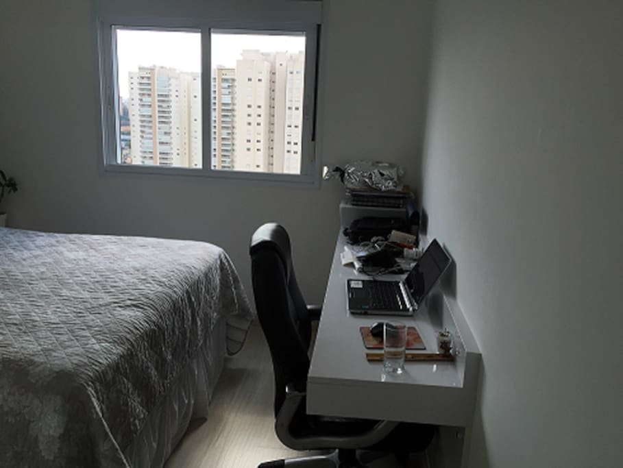 Posto de trabalho no aconchego do quarto