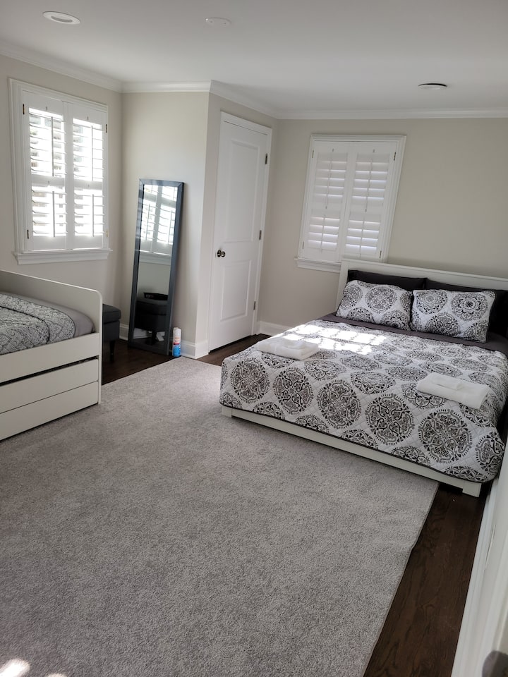 تحتوي غرفة النوم رقم 2 على سرير كبير وسرير متحرك واحد. تعتبر هذه الغرفة تستوعب أربعة أشخاص. تحتوي كل غرفة نوم مريحة على تلفزيون خاص بها أيضًا.