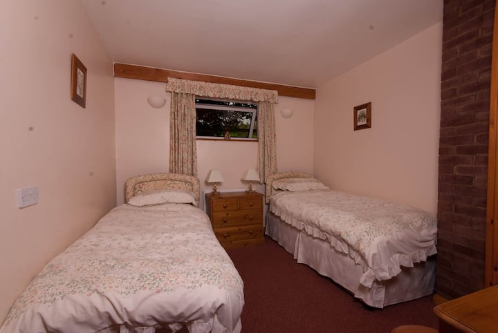 Twin Single Bedroom in Mendip Magic