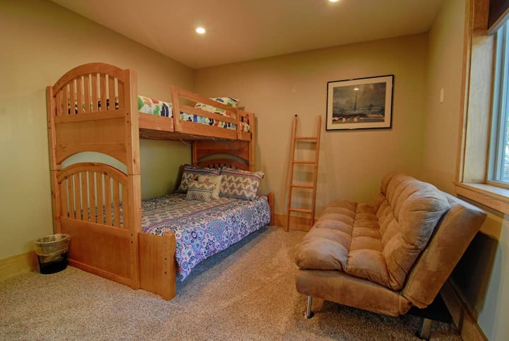 غرفة بسرير بطابقين مع فوتون في غرفة النوم رقم3