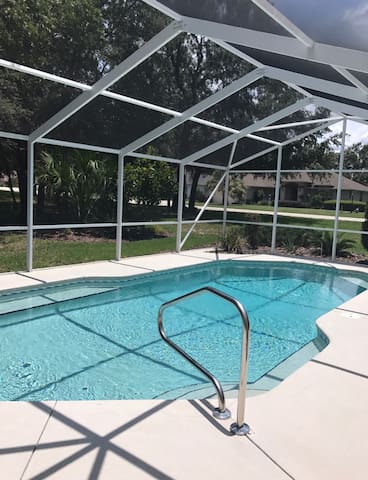 Guesthouse on a golf course with a private pool!