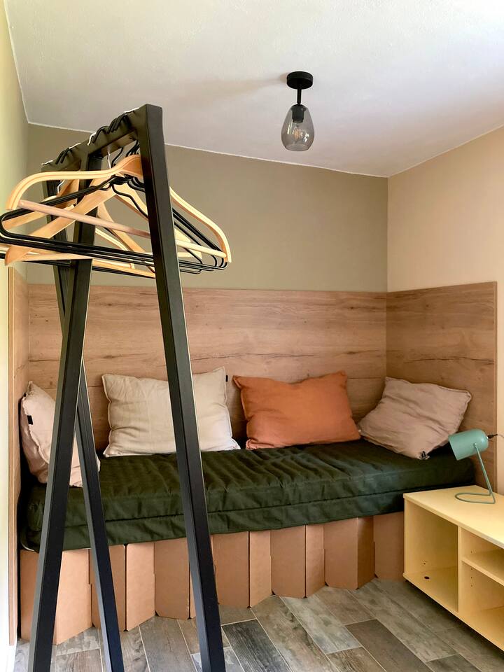 La habitación pequeña se puede utilizar como estudio y dormitorio adicional.