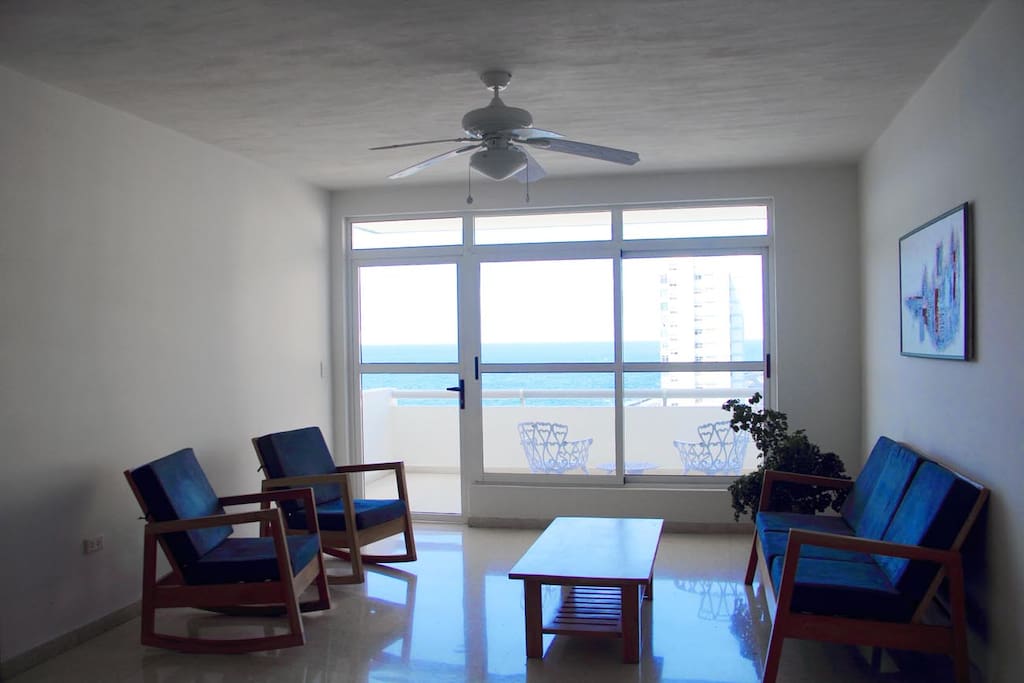 Vista al mar desde la sala-comedor.