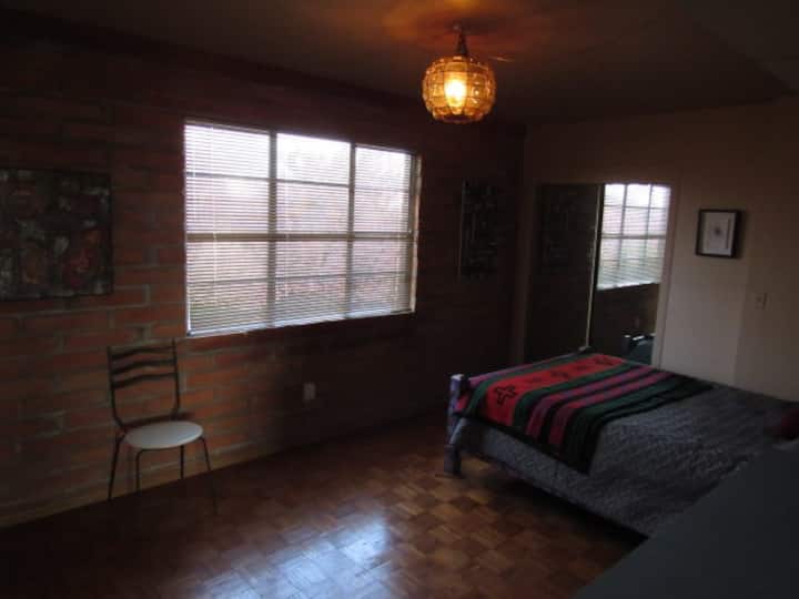 Главна спална соба со приватна бања.