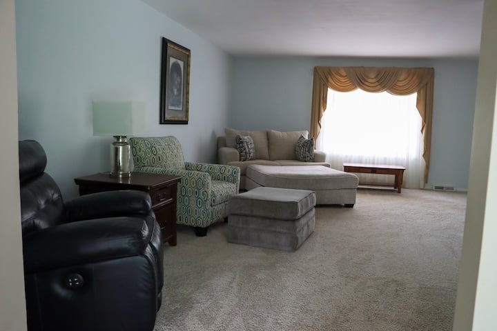 Large Home With Hot Tub In Serene Wooded Setting - Erie, PA