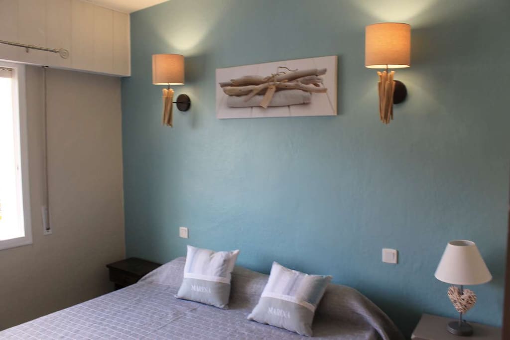 chambre avec grand lit et armoire de rangement