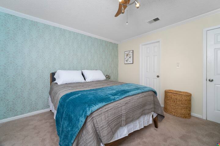 Master room has Queen size bed with extra pillows and blankets in the closet for your comfort. 