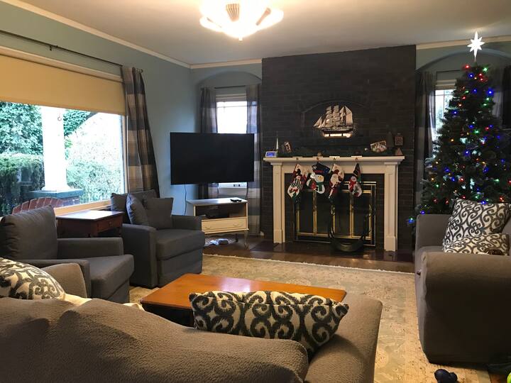 Kerstmis in The Twilight Swan House. Feestdagendecoratie gaat omhoog na Thanksgiving en komt naar beneden na de derde week in januari.