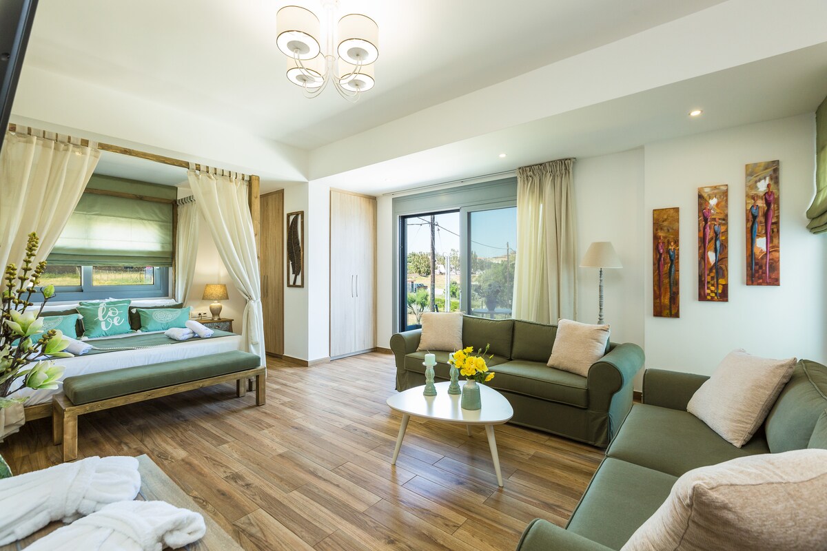 Bedroom on the first floor with a king bed, sitting area and en-site bathroom 