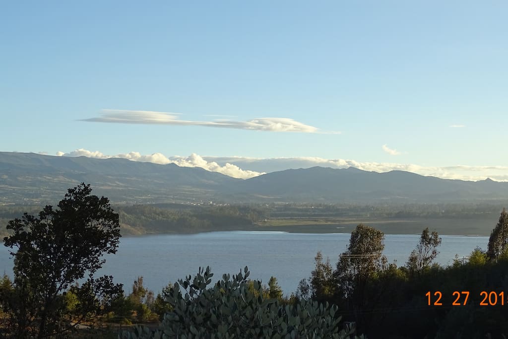 Vista de la Represa de Tominé desde el jardín.