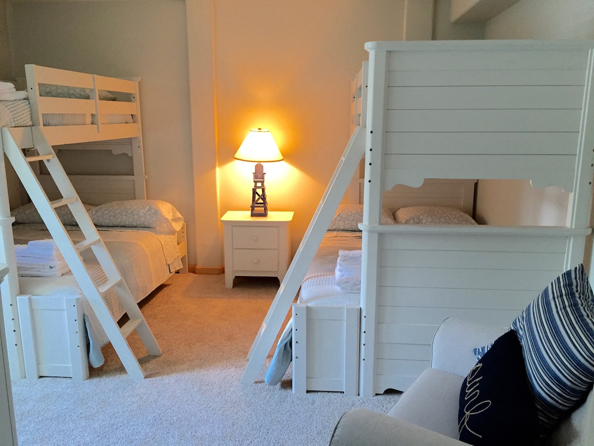 Soba na kat u prizemlju može spavati do šest osoba s blizancima prema gore, udvostručuje se! Kupaonica u prizemlju. 