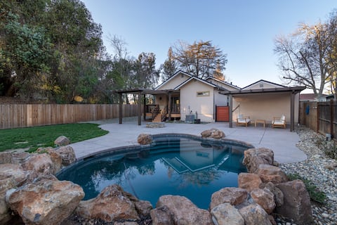 Cheerful 3 bed rooms with pool
